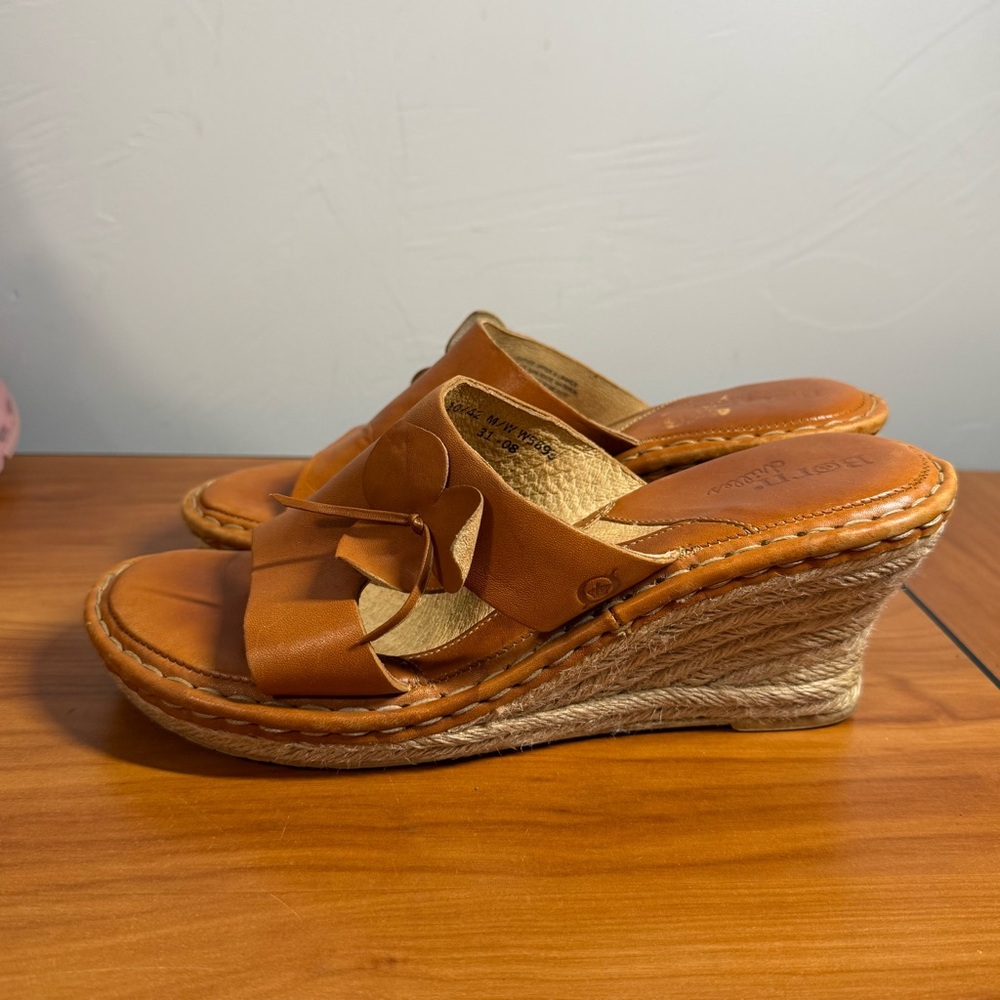 Born Espadrille Wedge Sandal Brown Tan Leather Floral Detail Slip on Heel 10/42